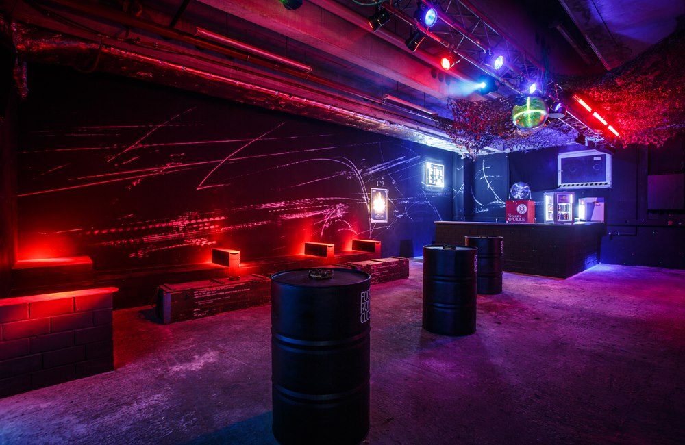 Four Runners Club Impression in dem die Down The Rabbit Hole Party stattfindet.