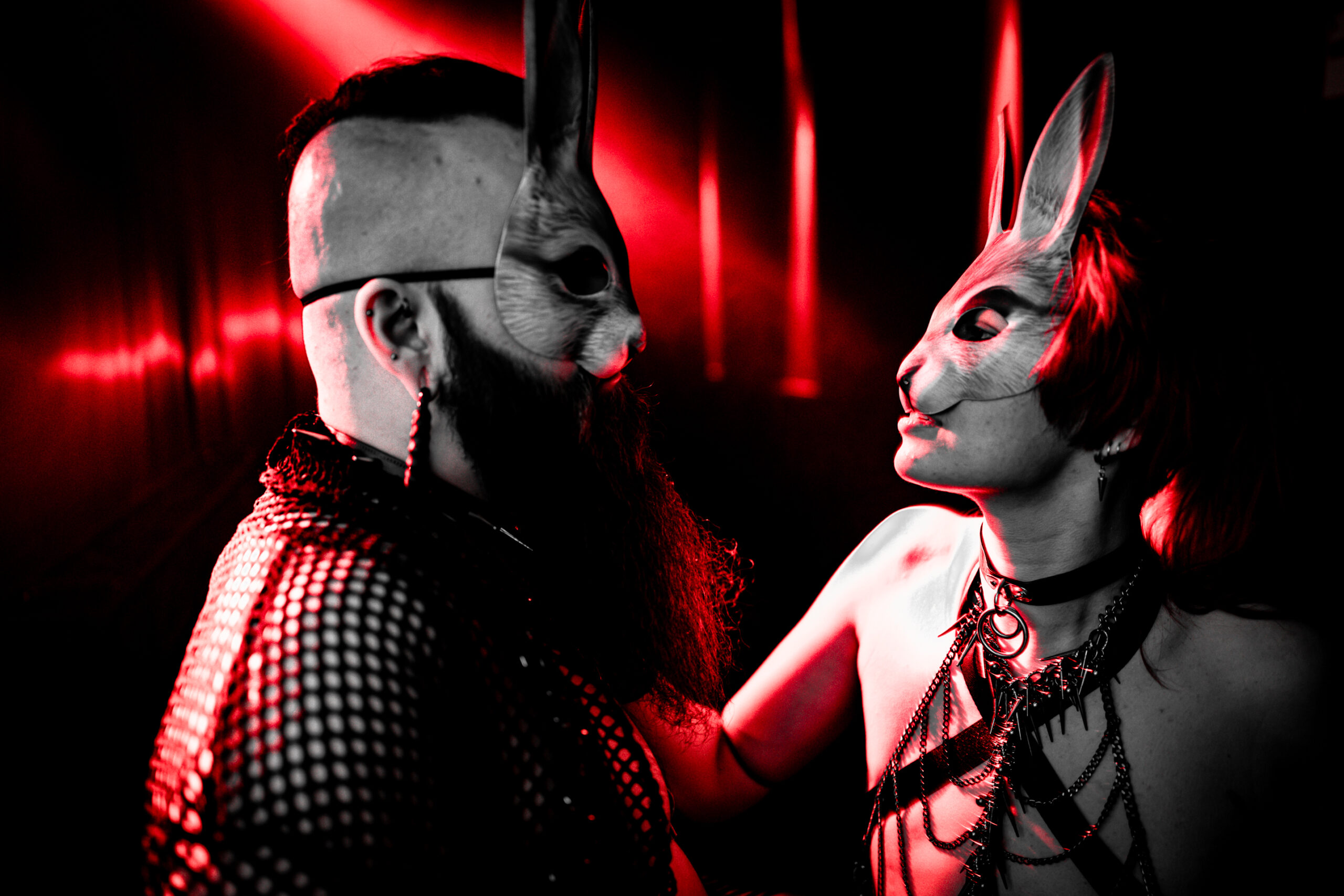 Gothic und alternative Outfits auf einem Kink Rave Event